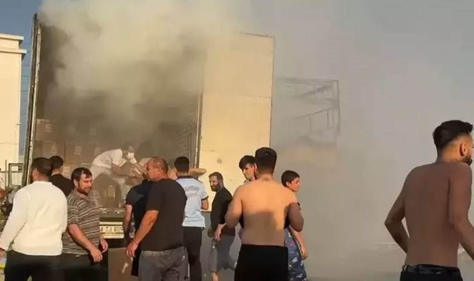 Park Halinde Tekstil Yüklü TIR’da Yangın Çıktı