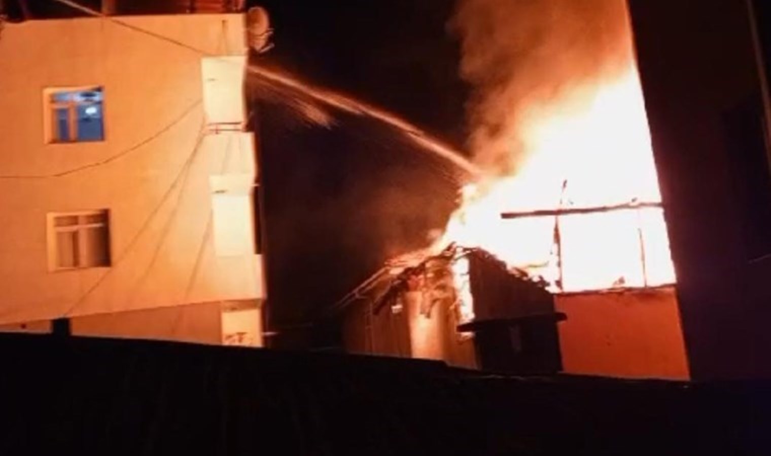 Pendik’te faciadan dönüldü: Kimyasal maddelerin depolandığı çatı alev alev yandı!