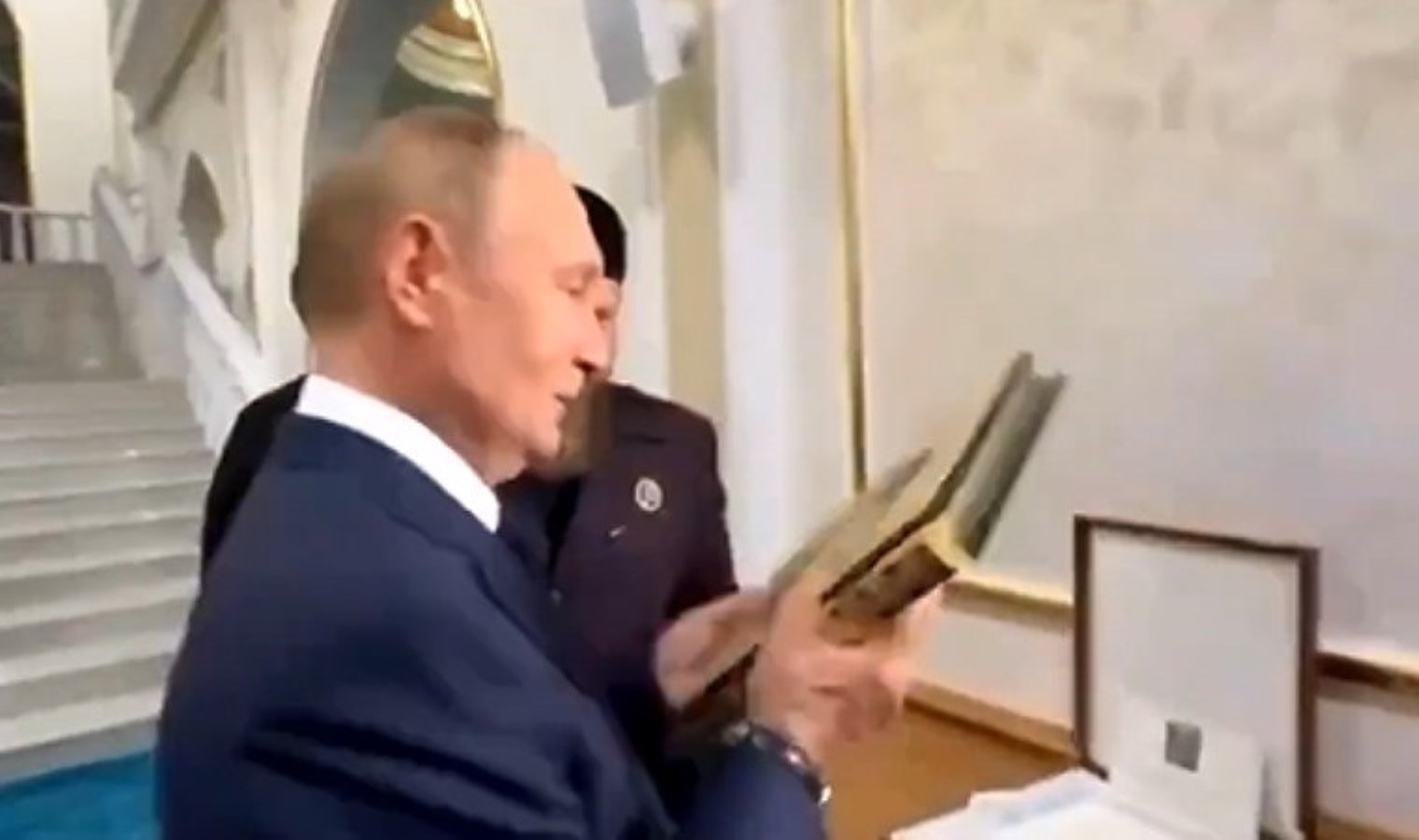 Putin, kendisine ikram edilen Kuran’ı öptü