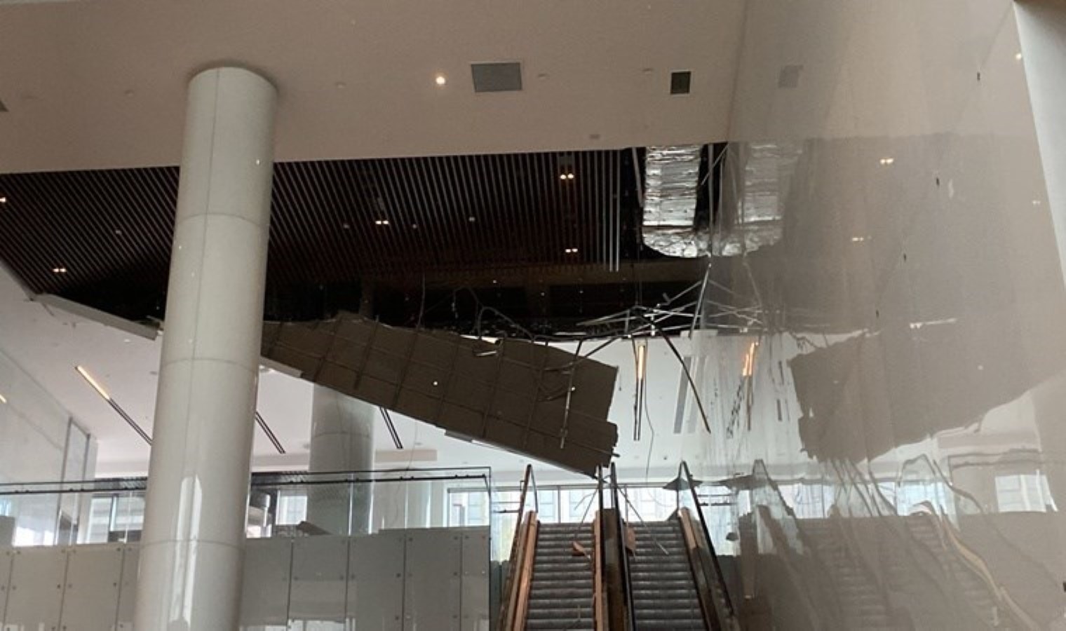 Sağanak yağmur sonrası Finans Merkezinde AVM tavanı çöktü!