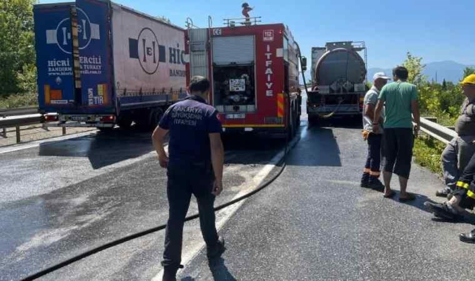 Sakarya’da Polialiminyum Klorür Yüklü Tır Kazası