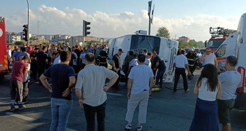 Saray’da Kırmızı Işık İhlali Sonucu Servis Midibüsü Devrildi