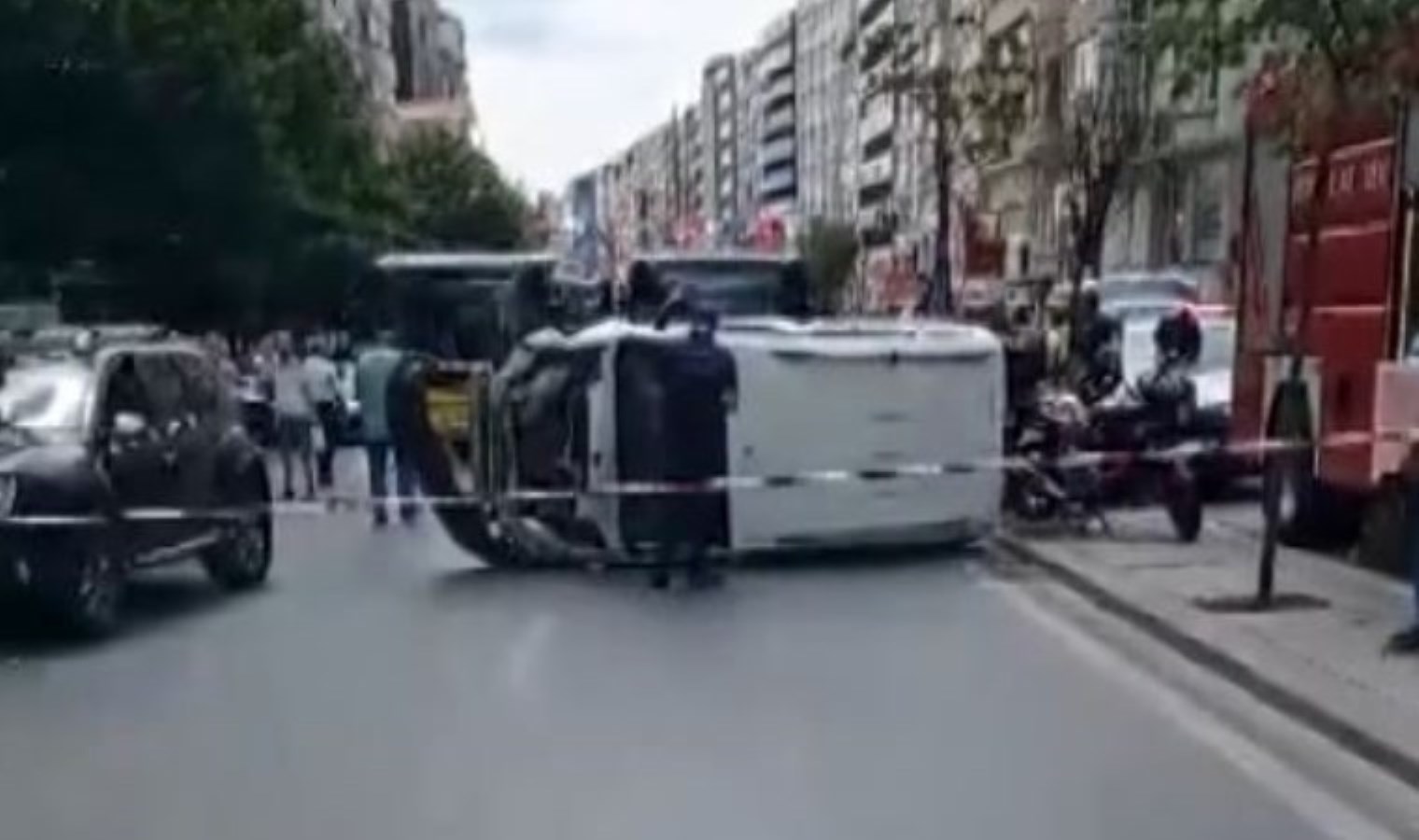 Şişli’de Alkollü Sürücü Devrildi, Trafik Sıkıştı