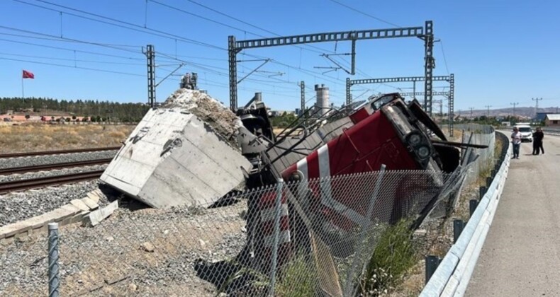 Sivas’ta Lokomotif Raydan Çıktı, İki Makinist Yaralandı