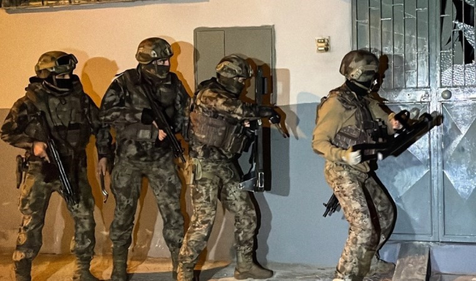 Son Dakika… Bakan Ali Yerlikaya duyurdu… Organize suç örgütüne yönelik ‘Kuyu-20’ operasyonu: Elebaşları Kani Derici ve Ferit Bilmez ile suç örgütü üyesi 11 şüpheli yakalandı