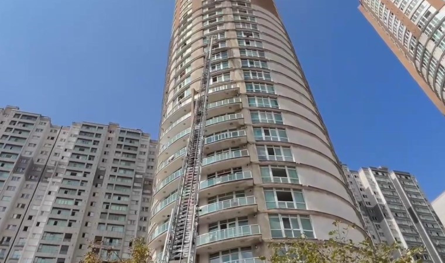 Son Dakika… Esenyurt’ta 34 katlı binada yangın: Mahsur kalanlar kurtarıldı