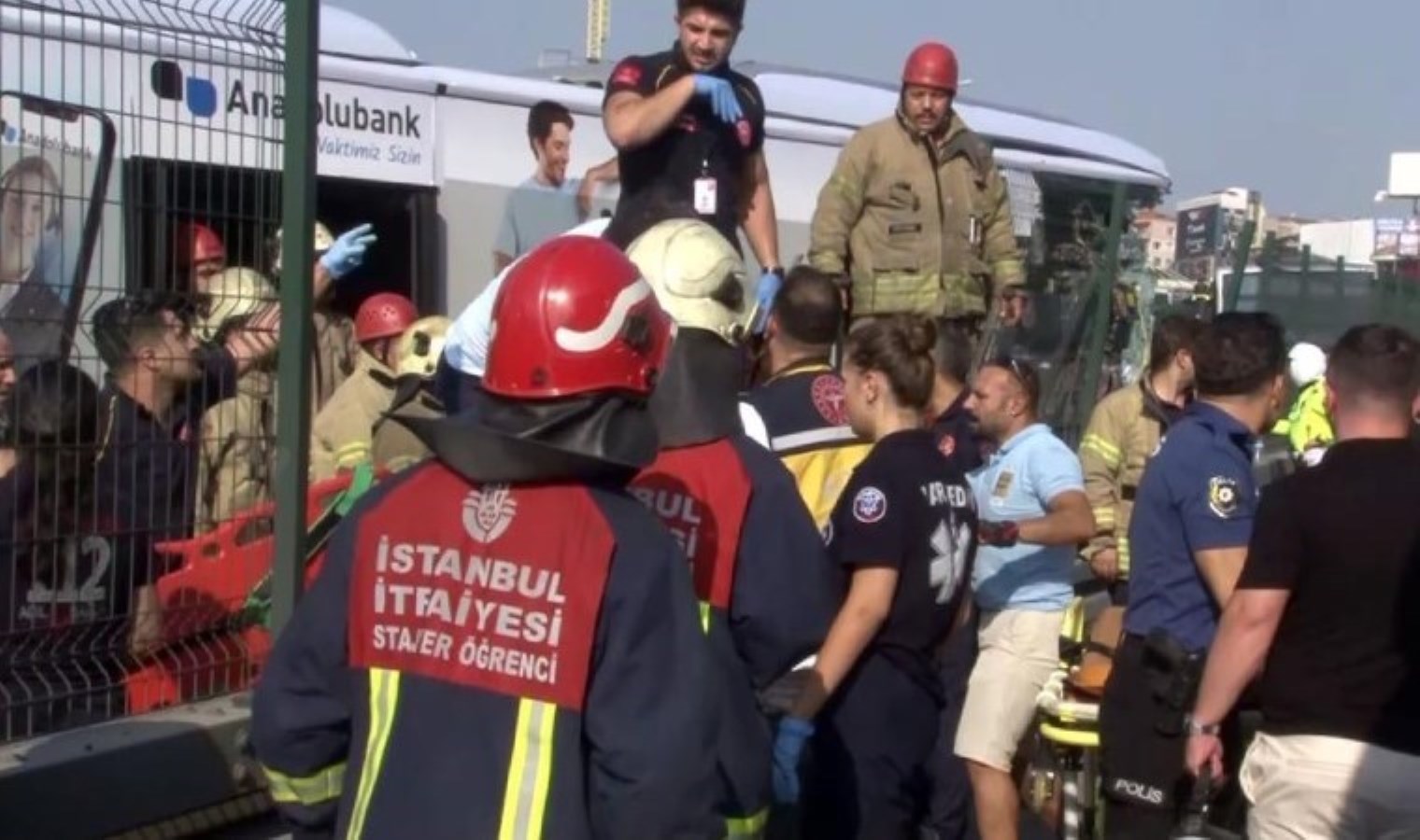 Son Dakika… Sefaköy’de metrobüs kazası: Ölü ve yaralılar var!