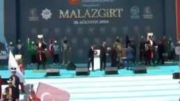 Sosyal medyanın gündeminde: Bahçeli Erdoğan’ın elini mi öpecekti?