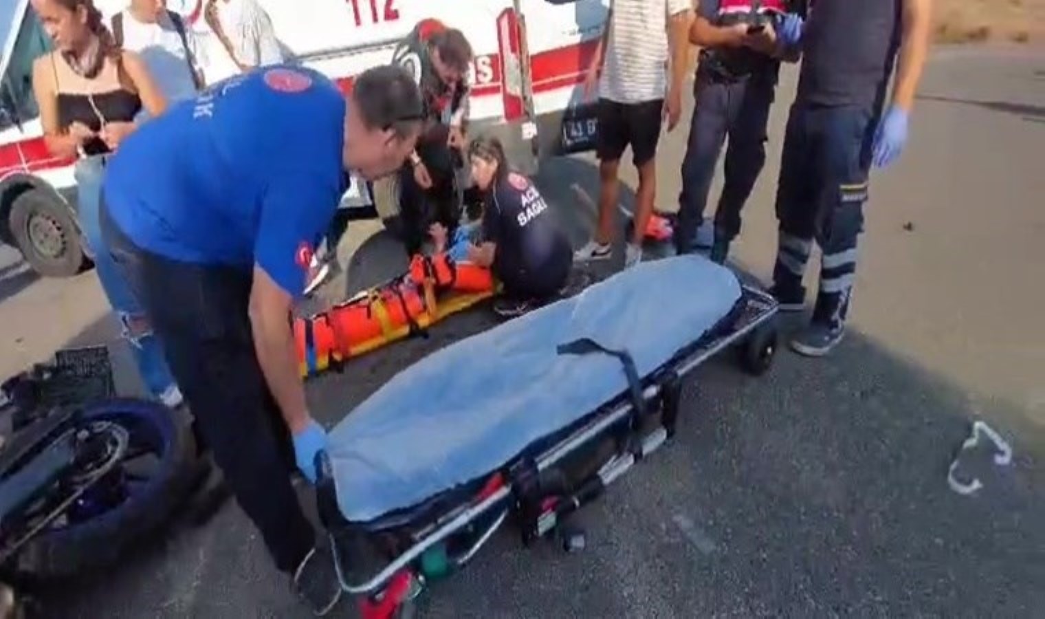 Sürat motoruyla hız faciayla bitti, metrelerce sürüklenen kızın kolu kopma noktasına geldi