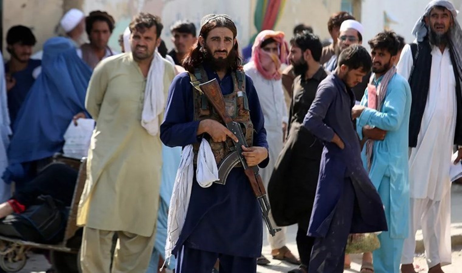 Taliban’dan yeni yasaklar: Kadınların sesi sokakta duyulamayacak