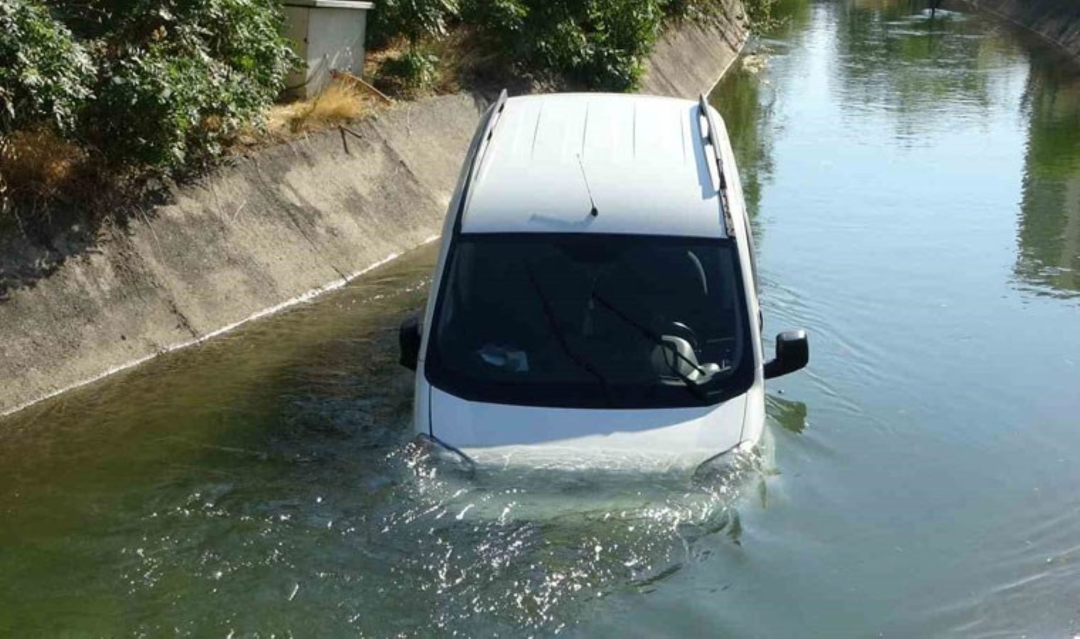 Tekirdağ’da Sulama Kanalına Düşen Araç Kazası