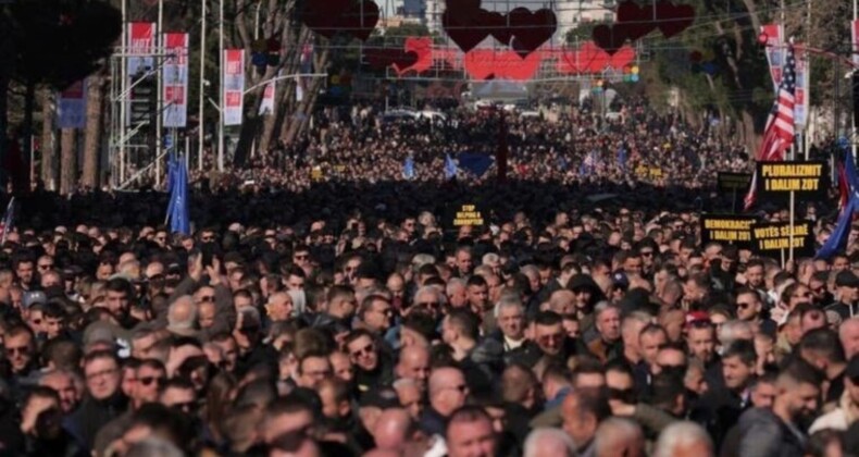 Tiran’da yolsuzluk rüzgarı: Belediye başkanına istifa çağrıları büyüyor