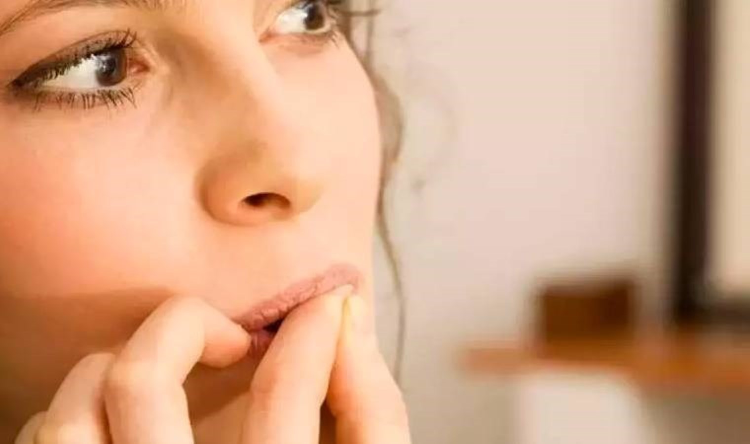 Tırnak yeme alışkanlığınız önemli sıhhat problemlerine sebep olabilir: Tırnak yemenin bedene 6 ziyanı