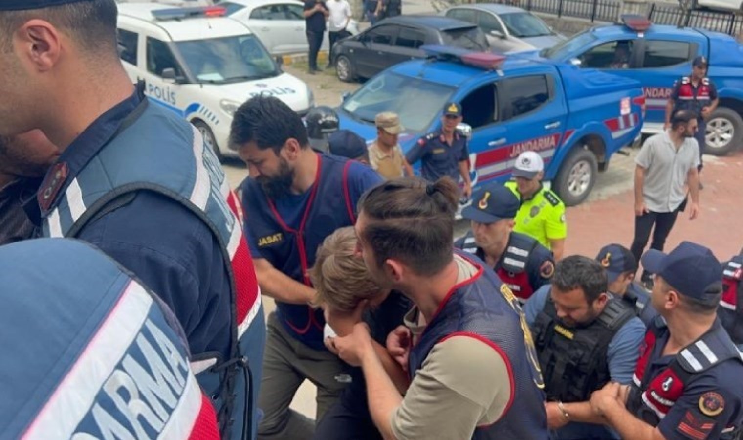 Trabzon’da müthiş olay… 3 kişiyi evvel öldürdüler sonra meskeni yaktılar: 3 kişi adliyede!