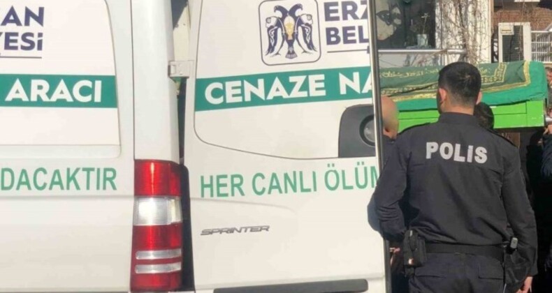 Trafik kazasında hayatını kaybeden polis memuru ve ailesinin cenazesi toprağa verildi