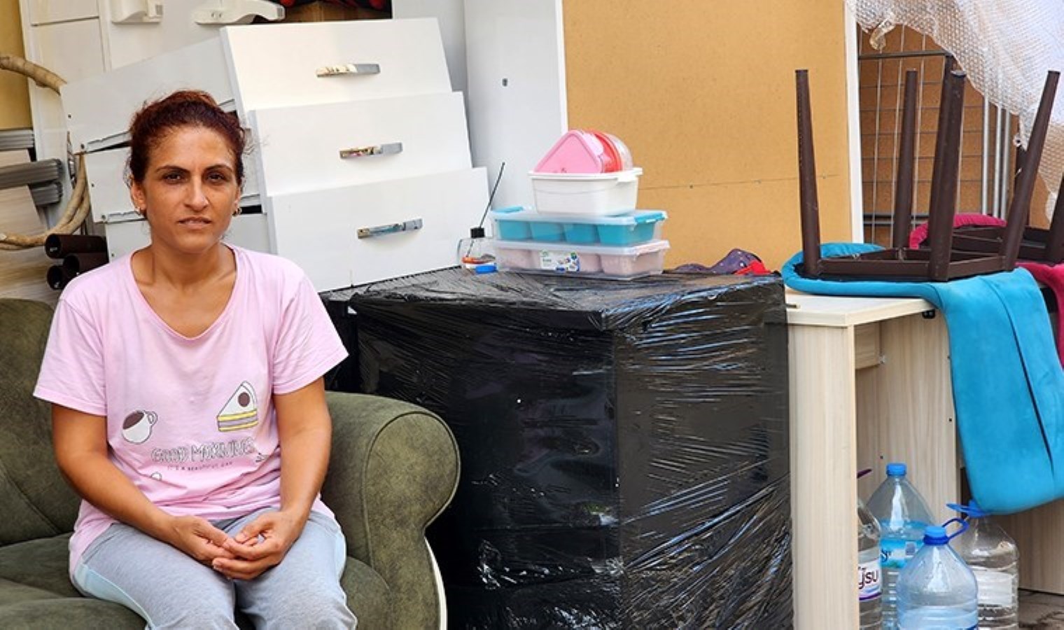 Türkiye onu konuşmuştu… 15 gündür sokakta kalan kadın: Ev için ‘memur kefil’ istiyorlar