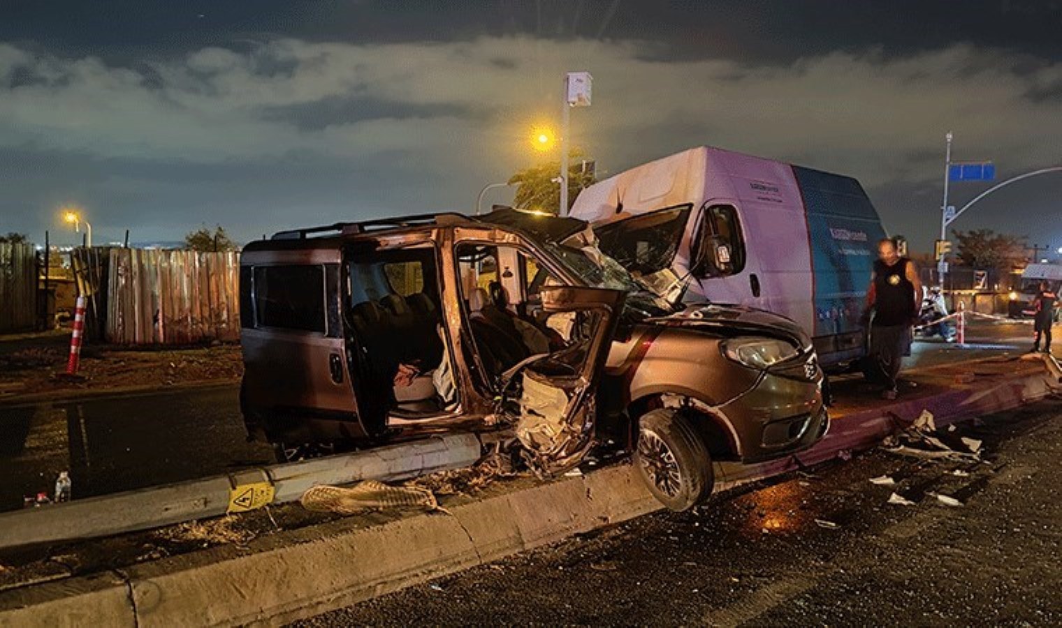 Ümraniye’de hafif ticari araç ile minibüs çarpıştı: 3’ü bebek, 8 yaralı