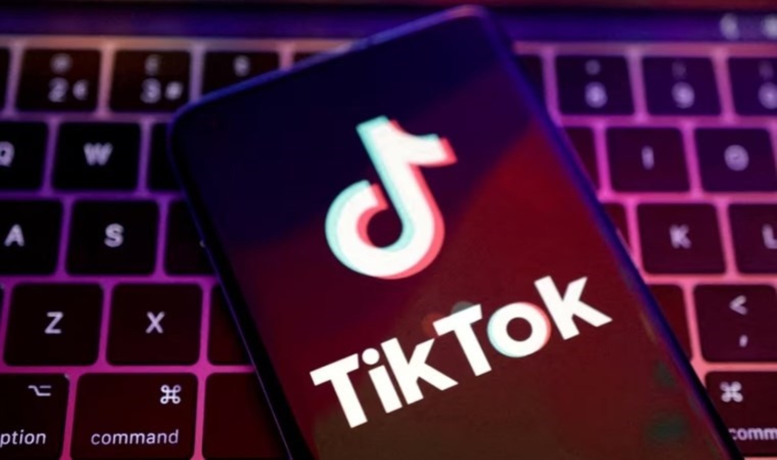Yeni araştırma uyarıyor! TikTok izlemek genç bayanların psikolojisini bozuyor!