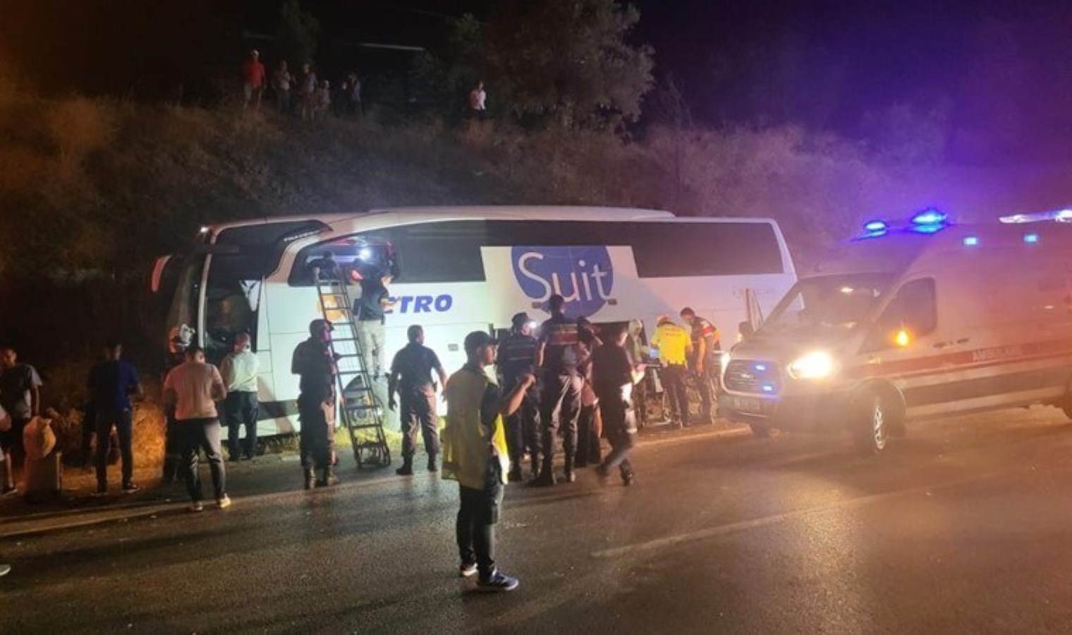 Yolcu otobüsü yoldan çıktı: 1 meyyit, 7 yaralı