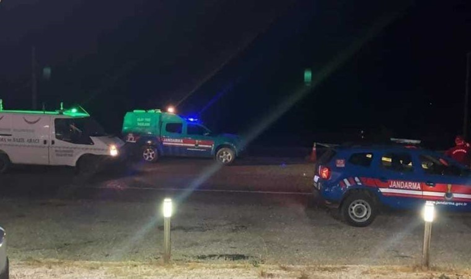 Yolun karşısına geçerken 2 başka araba çarptı: Hayatını kaybetti!