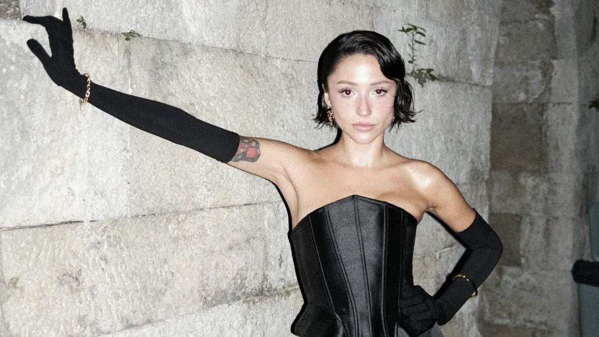 Zeynep Bastık beyaz bikinileriyle süzüm süzüm süzüldü! O kareleri gören hayran kaldı…