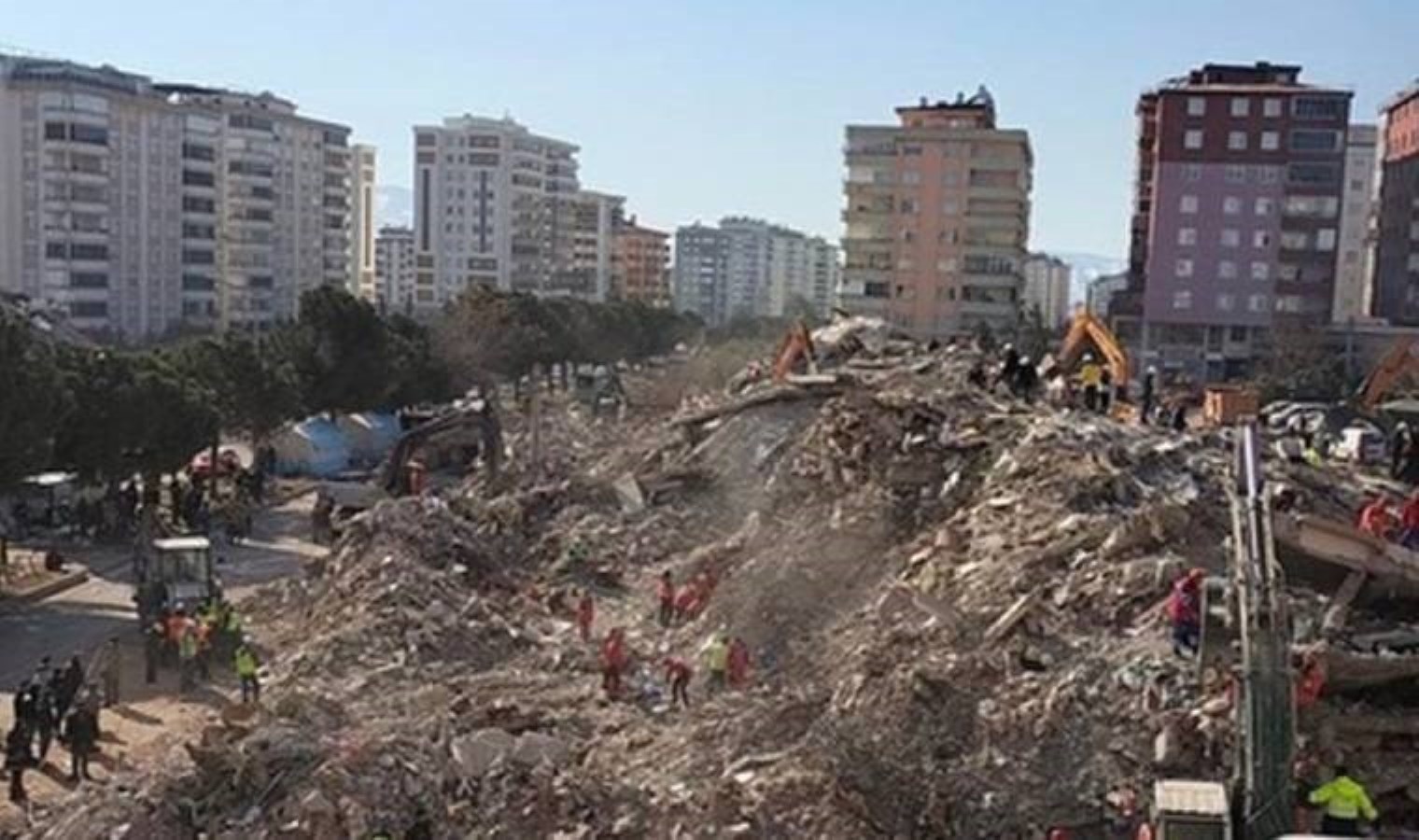 150 kişiye mezar olmuştu… Palmiye Sitesi için ‘Fay hattına denk gelmiş’ diyen müteahhidin 5 binası daha yıkılmış
