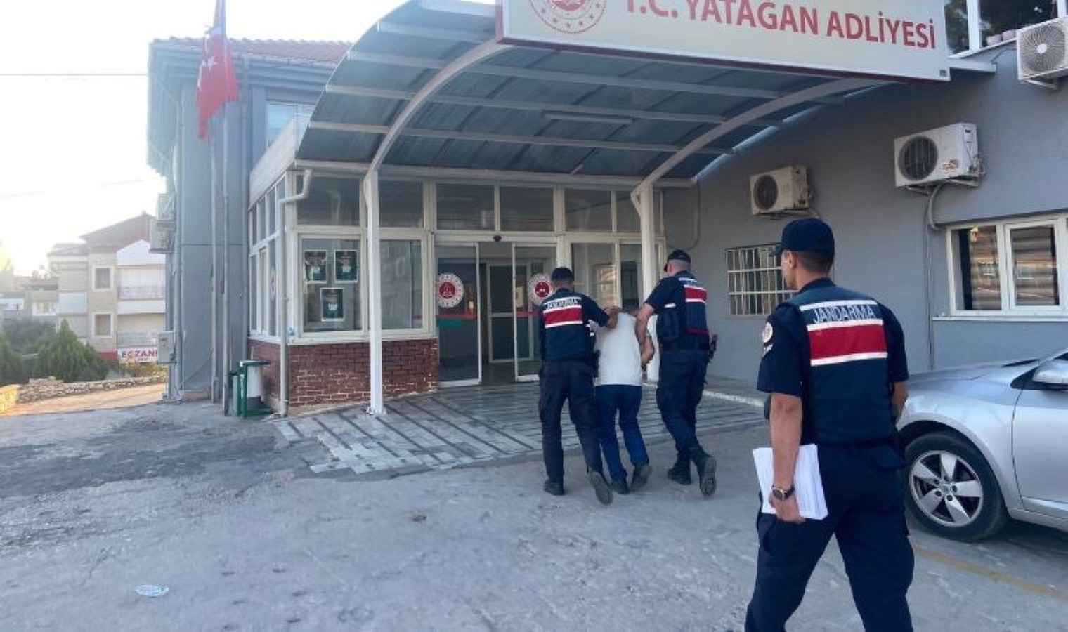 3 kişiyi silahla yaraladı… Kaçarken yakalandı!