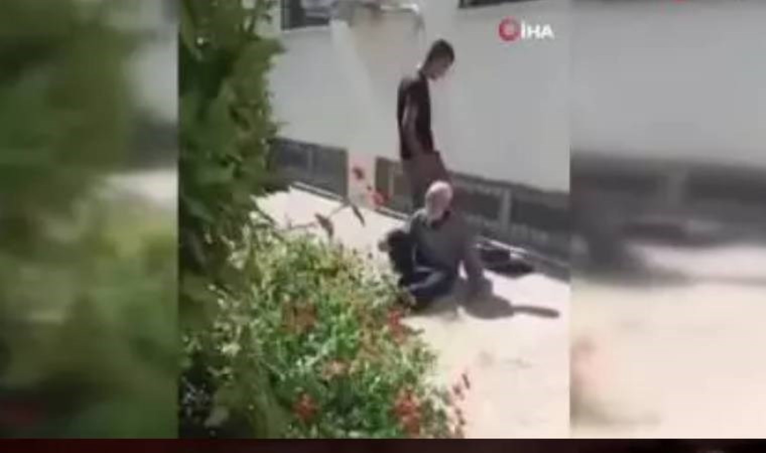 75 yaşındaki kişiyi sokak ortasında acımasızca dövdü