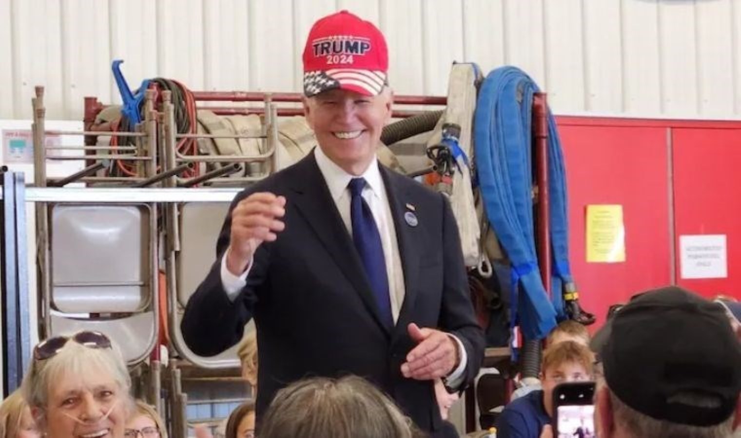 ABD Başkanı Biden, “Trump 2024” yazılı şapka taktı