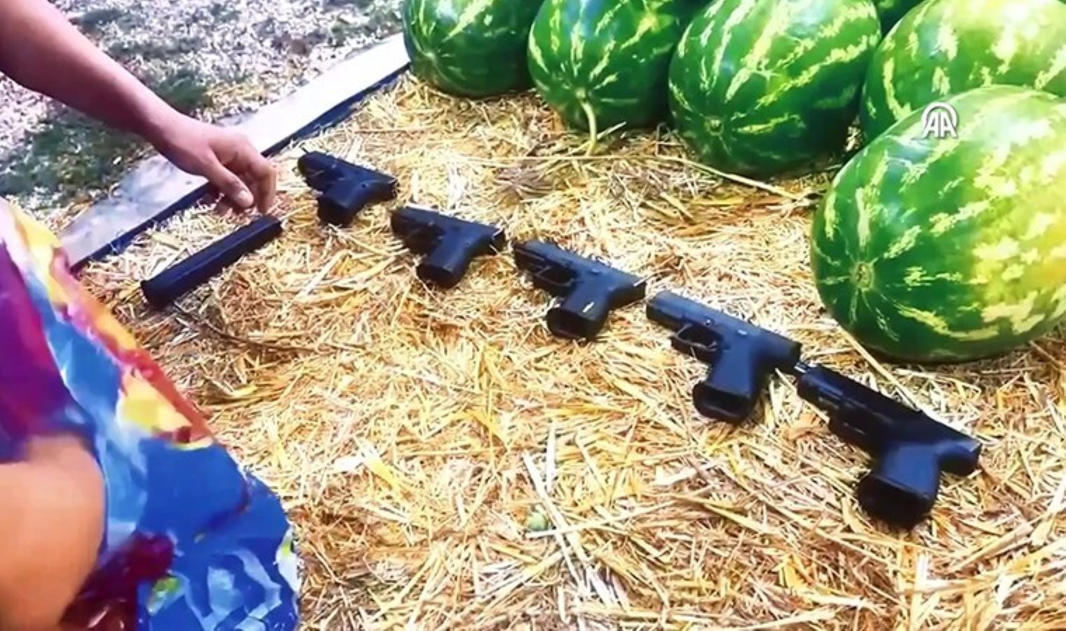 Adana’da karpuz tezgahına gizledikleri ruhsatsız tabancayla yakalanan 2 sanığa dava