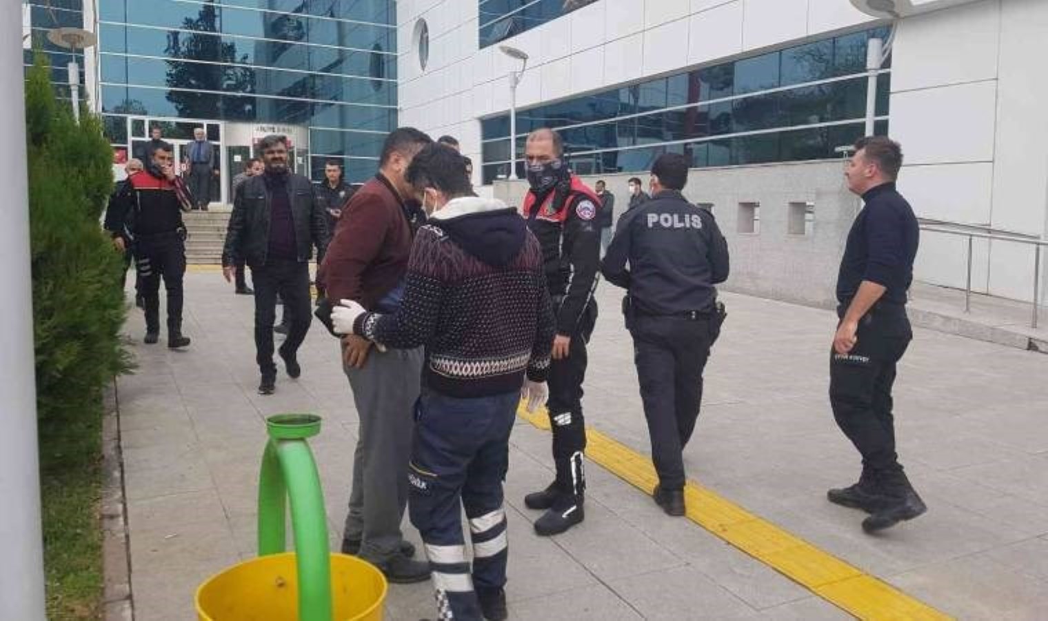 Adıyaman’da adliye bahçesindeki kavgada 2 kişi yaralandı