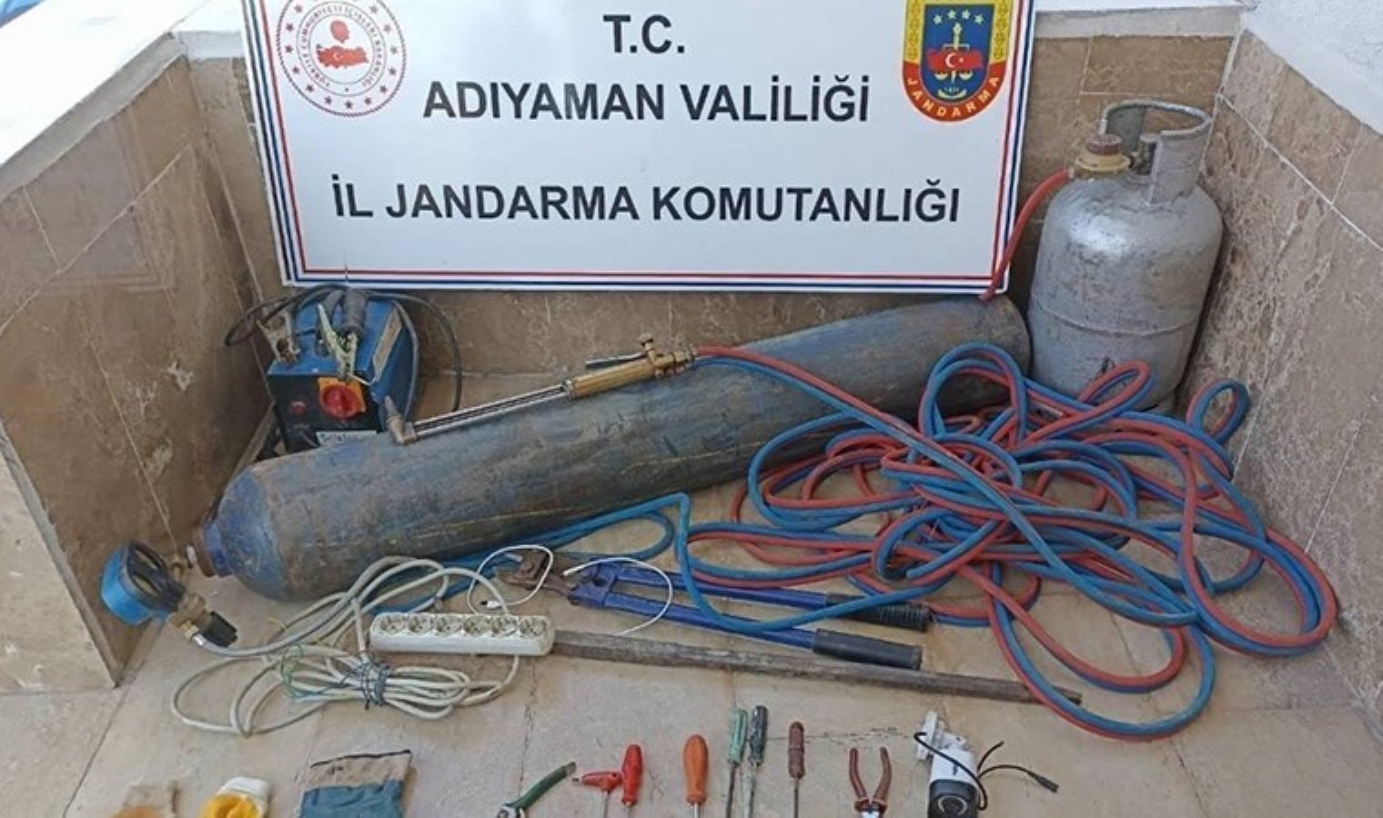 Adıyaman’da tren raylarını çalmaya çalışan 4 şüpheli suçüstü yakalandı