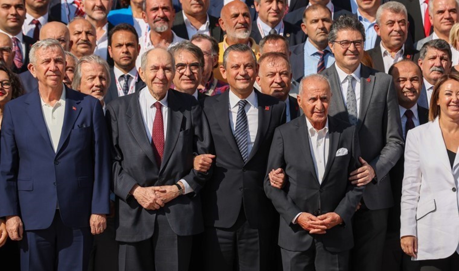 ‘Aile fotoğrafı’ geldi… CHP’nin Tüzük Kurultayı sona erdi