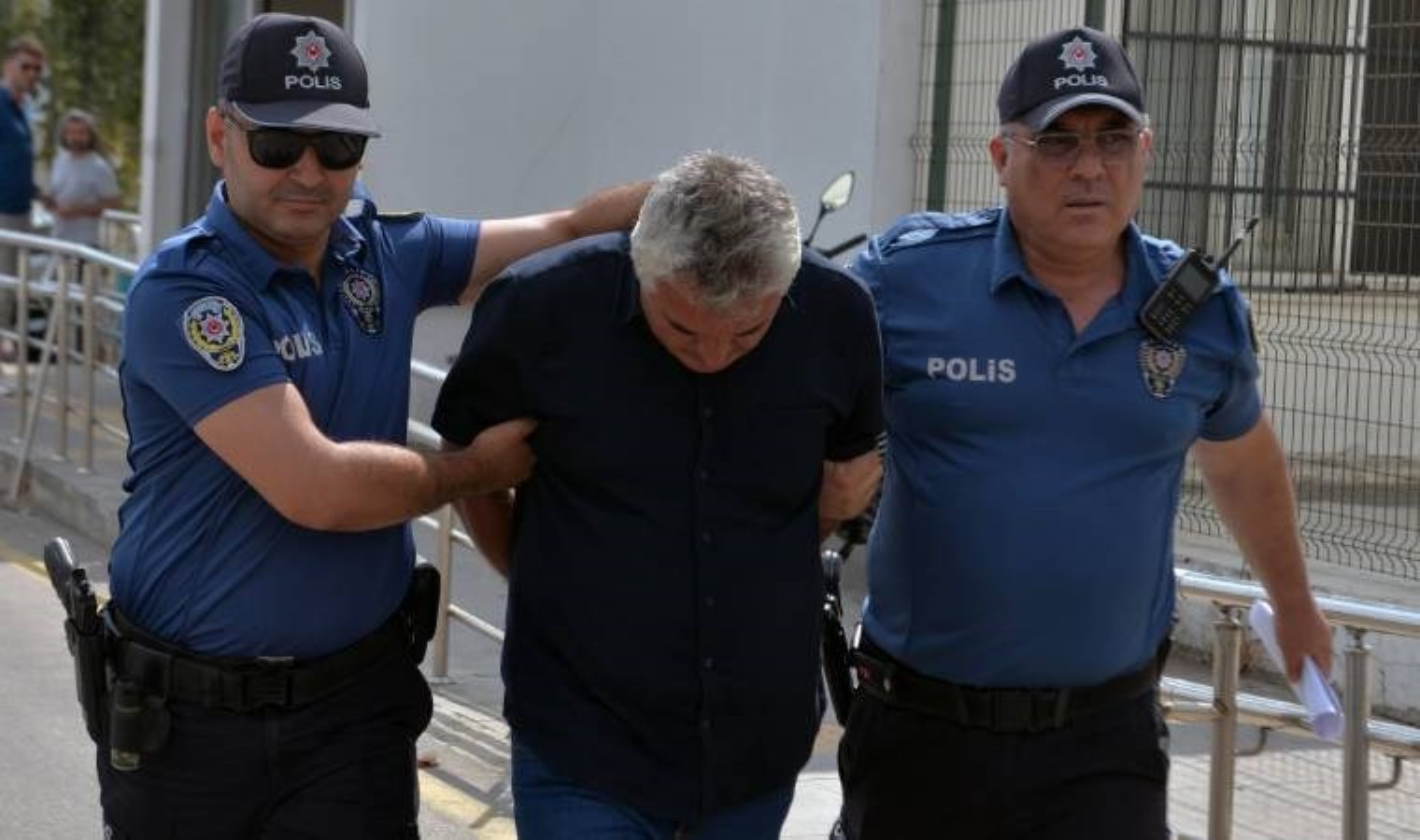 Aile hekimini dövüp, ağır yaralayan şüpheli adliyede