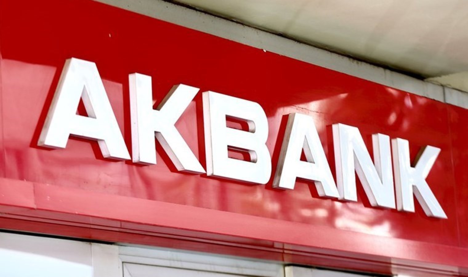 Akbank’tan ‘izinsiz kredi ve para transferi skandalı’ iddialarına açıklama