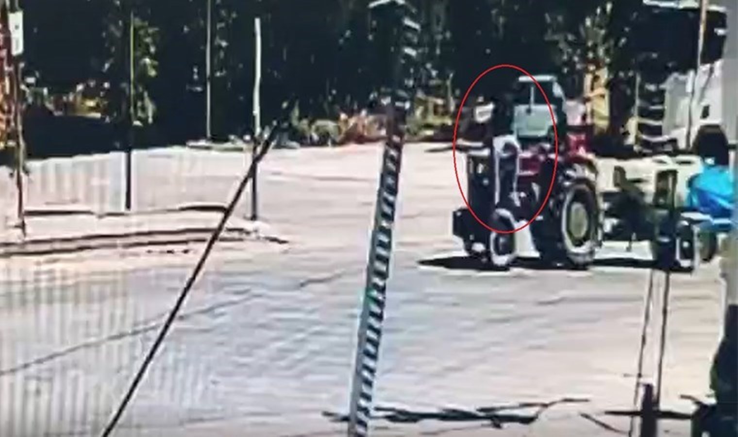 Akılalmaz kaza: Traktör’ün motor kaputunda oturan genç düşerek ezildi