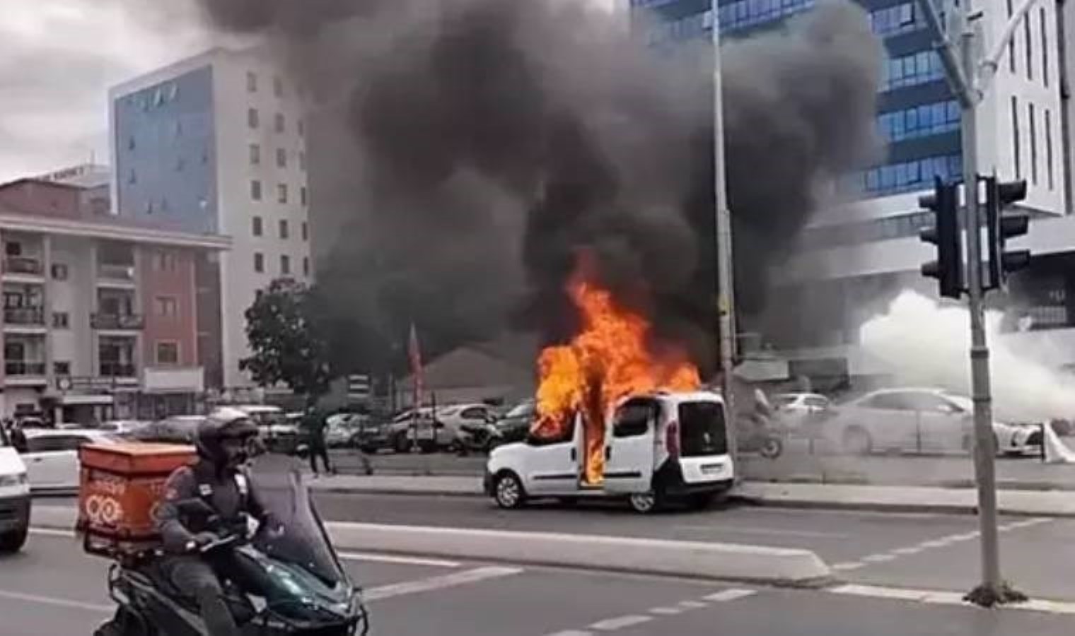 Anadolu Adalet Sarayı önünde aracını ateşe veren şüpheli tutuklandı