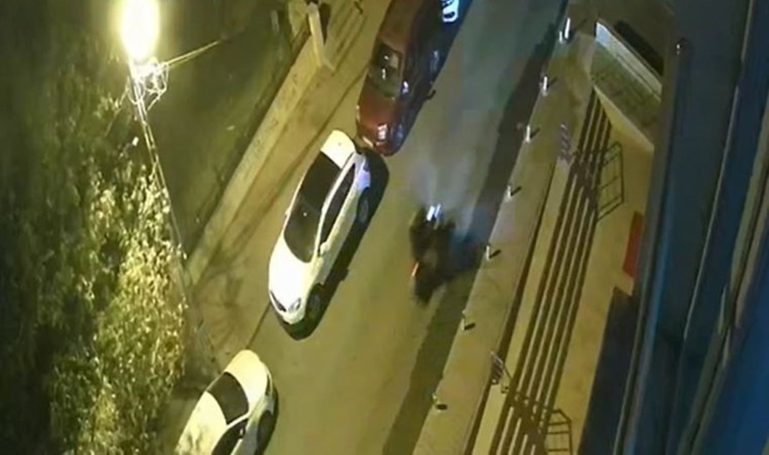 Anbean kameraya yansıdı: Motosikletli emlak ofisini kurşunladı!