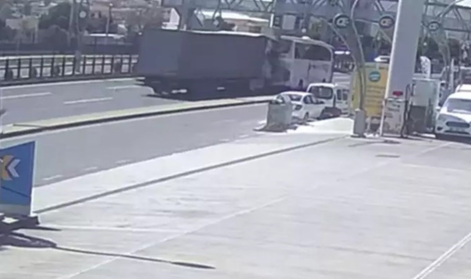 Ankara’da feci kaza: TIR, yolcu indiren otobüse arkadan çarptı!