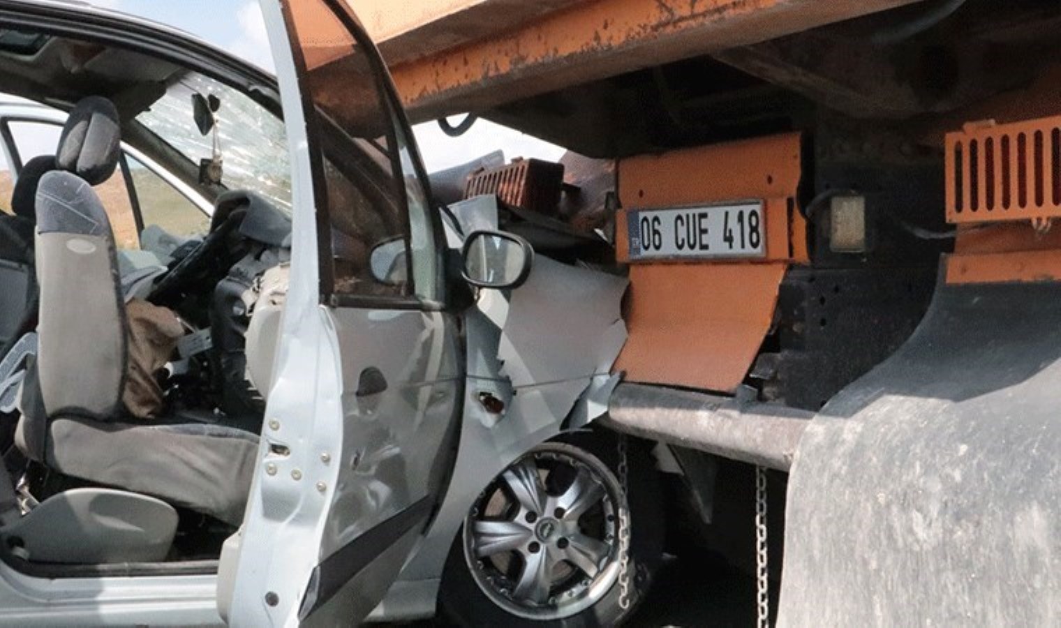 Ankara’da otomobil hafriyat kamyonuna çarptı: 2’si ağır, 5 yaralı