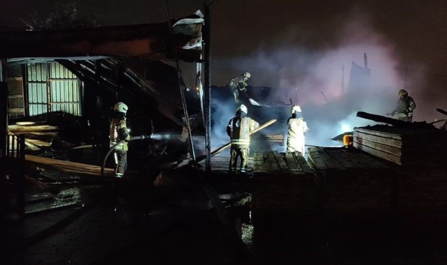 Arnavutköy’de ahşap atölyesinde yangın: 1 ölü