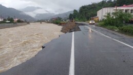 Artvin’i şiddetli yağış vurdu… Yol çöktü!