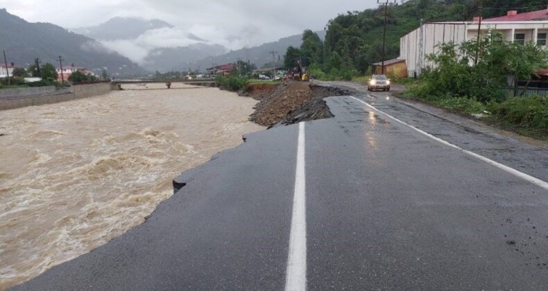 Artvin’i şiddetli yağış vurdu… Yol çöktü!