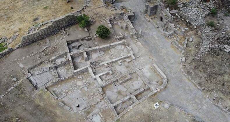 Assos Antik Kenti’ndeki çalışmalarda çeşme, han ve surlar ortaya çıkarılıyor