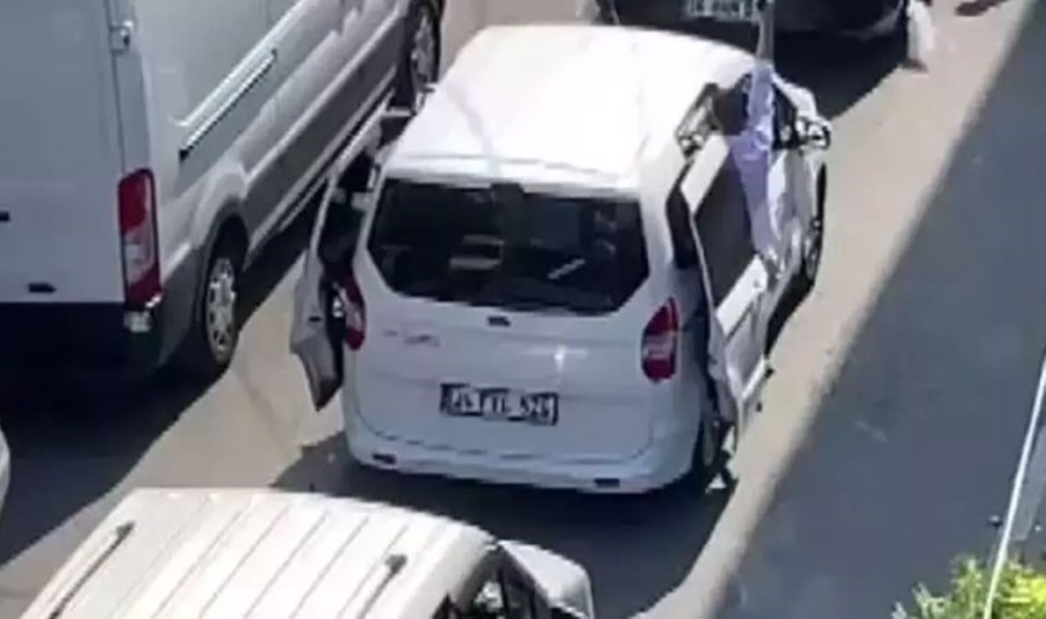 Avcılar’da düğün konvoyunda silahla havaya ateş açan 2 kişi yakalandı