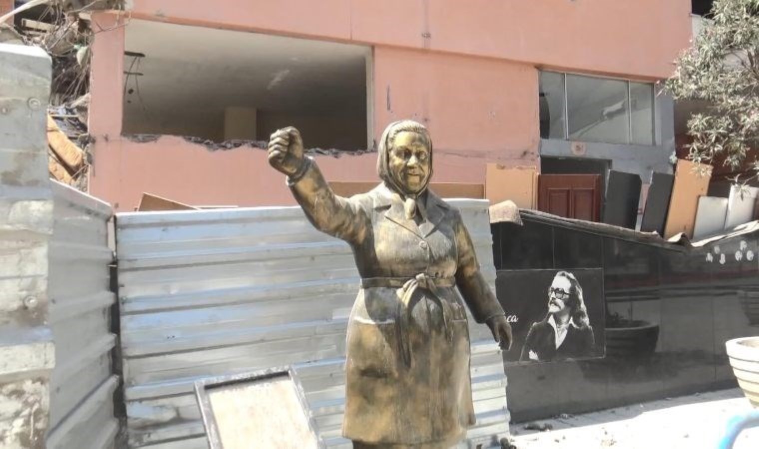 Avcılar’daki Adile Naşit heykelinin zili çalındı!