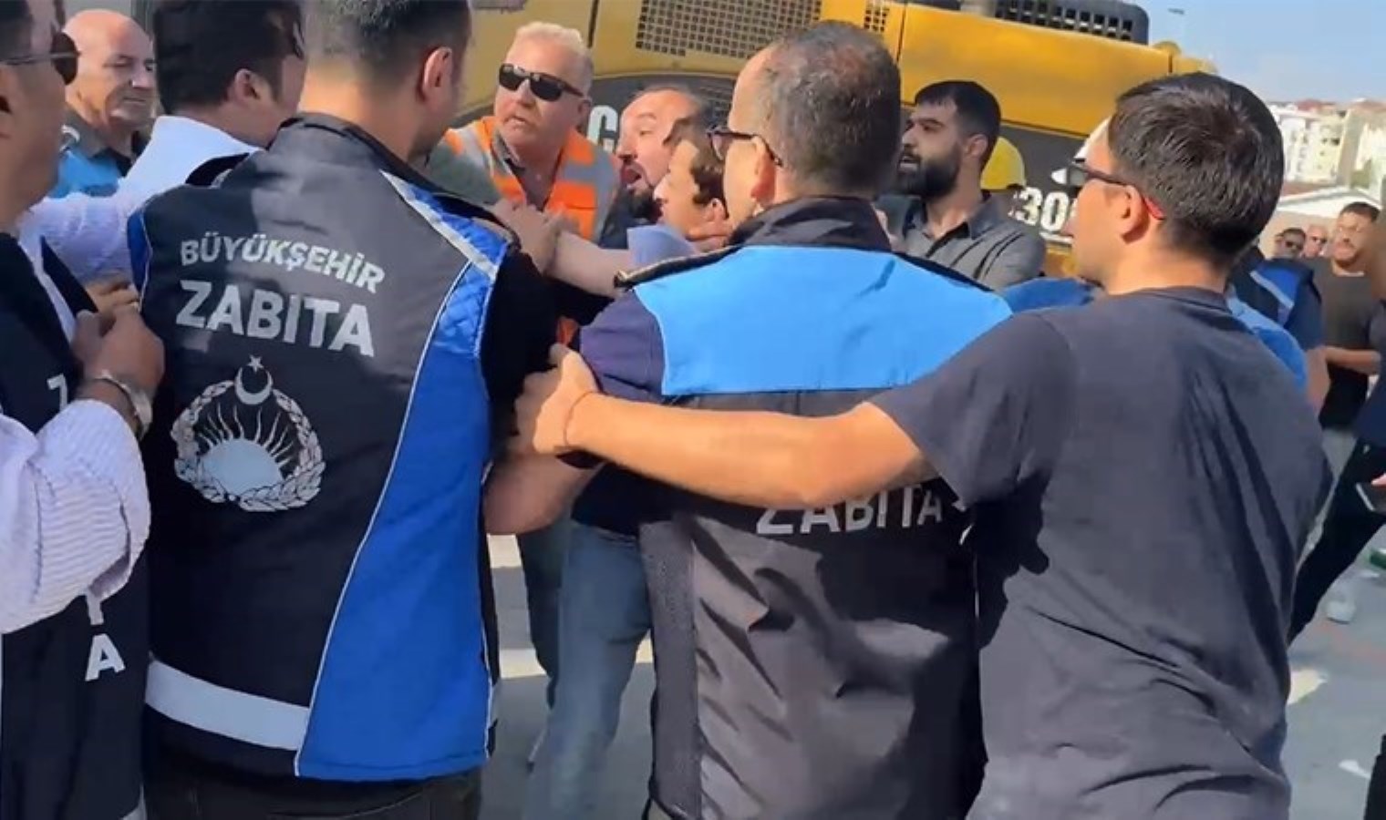 Avcılar’daki lunapark yıkımına ‘yürütmeyi durdurma’ kararı: İBB ekipleri ile lunapark çalışanları arasında arbede