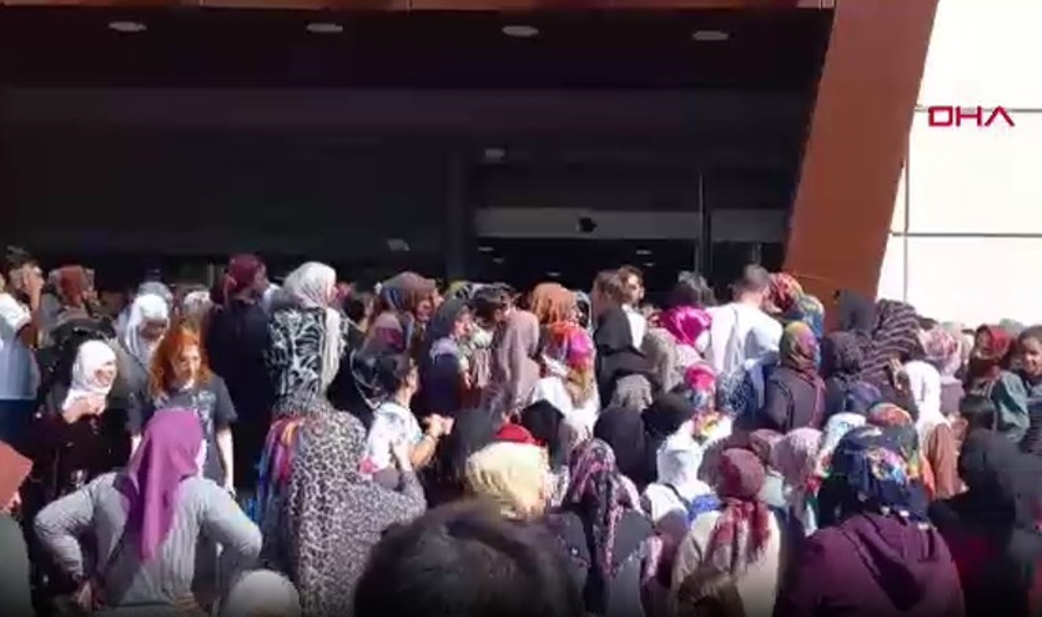 AVM’deki mağazada ‘yüzde 80 indirim’ izdihamı