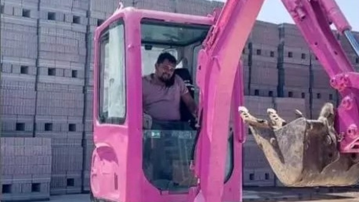 Aydın’da pembe kepçeli operatör gündem oldu! “Trip değil toprak atıyorum”
