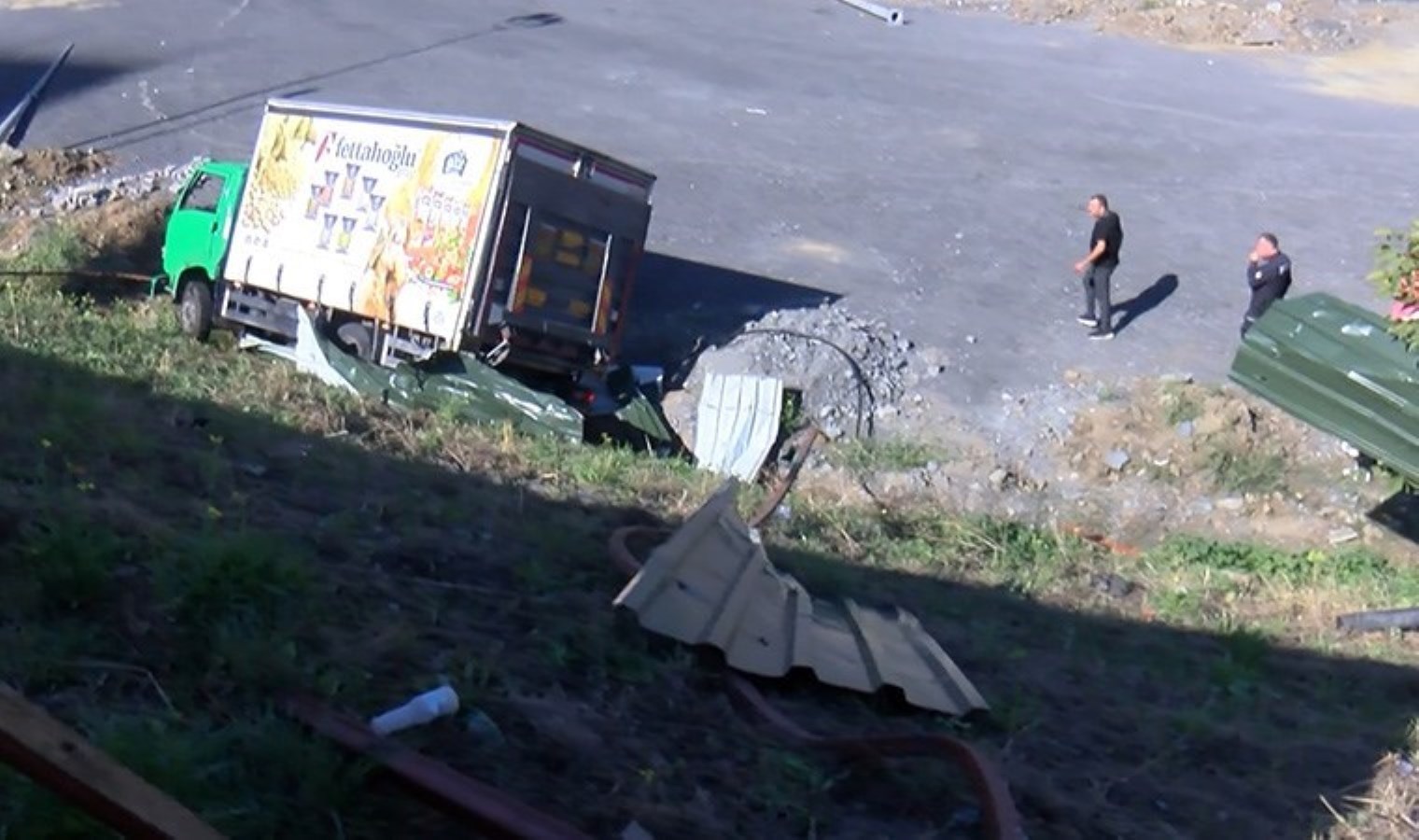 Bağcılar’da faciadan dönüldü: Kamyonet 10 metre yükseklikten aşağı uçtu
